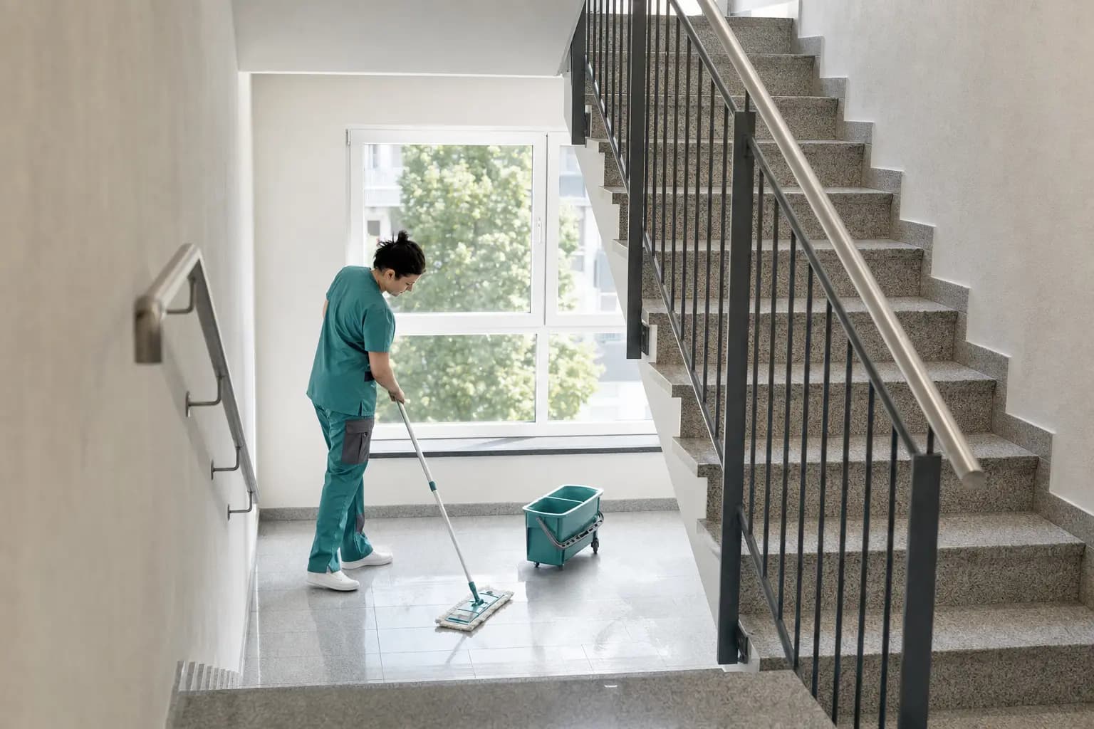 Reinigung eines Treppenhauses mit professioneller Ausstattung